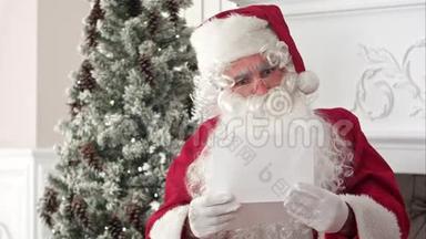 愤怒的圣诞老人正在读一封信，把它撕成碎片